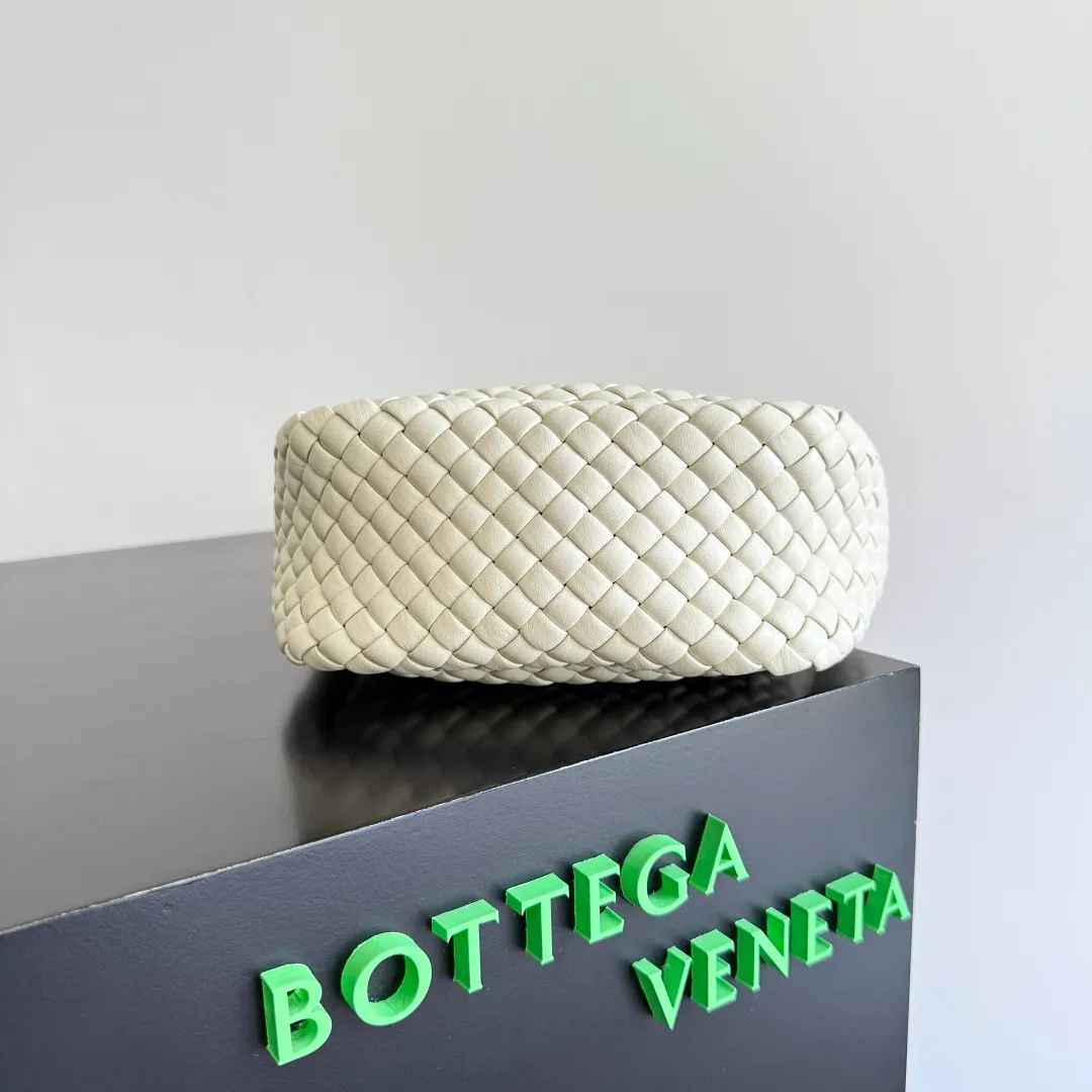 Batch 1760 BOTTEGA VENETA's new mini COBBLE bag. This season's mini Cobble series brings a new style of handbag. The body of the bag resembles the shape of a "Yuanbao", giving you good luck throughout autumn and winter! This Yuanbao bag is made of three pieces of quilted cotton and has an unlined body, showing its quiet power. The bag is carefully designed to create a three-dimensional look. The joints and edges are decorated with lambskin strips to create a sense of simplicity. The handbag is not lined, so you can directly appreciate the consistent lambskin on the outside and inside. It is beautiful both inside and outside. The top handle of this handbag is made of leather-wrapped rope and is quite sturdy. The detachable shoulder strap is secured by a leather buckle inside the bag. Can be carried by hand, carried on the shoulder or cross-body, very easy to match! Style number: 805739 Size: 23*11*8cm